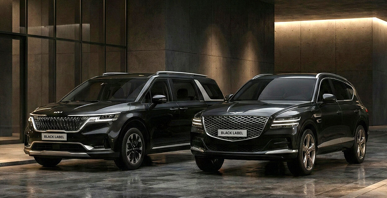 어두운 배경에 있는 쏘카 블랙라벨 고급차량 두 대