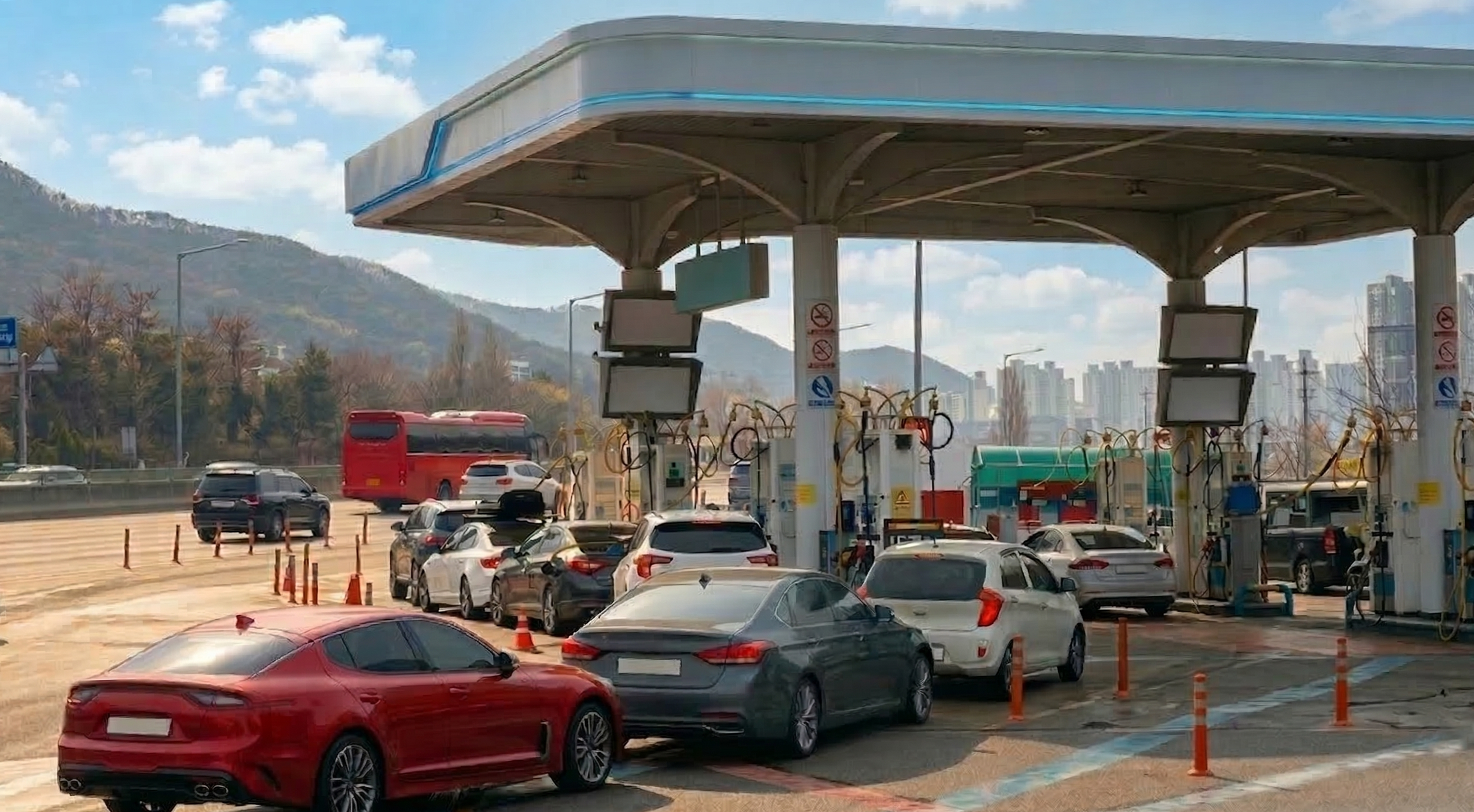 주유소에서 주유를 대기하고 있는 행렬 키비주얼